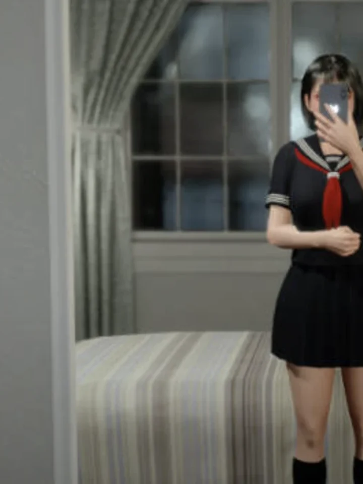 凉花酱的烦恼封面，凉花身着水手服站在卧室中