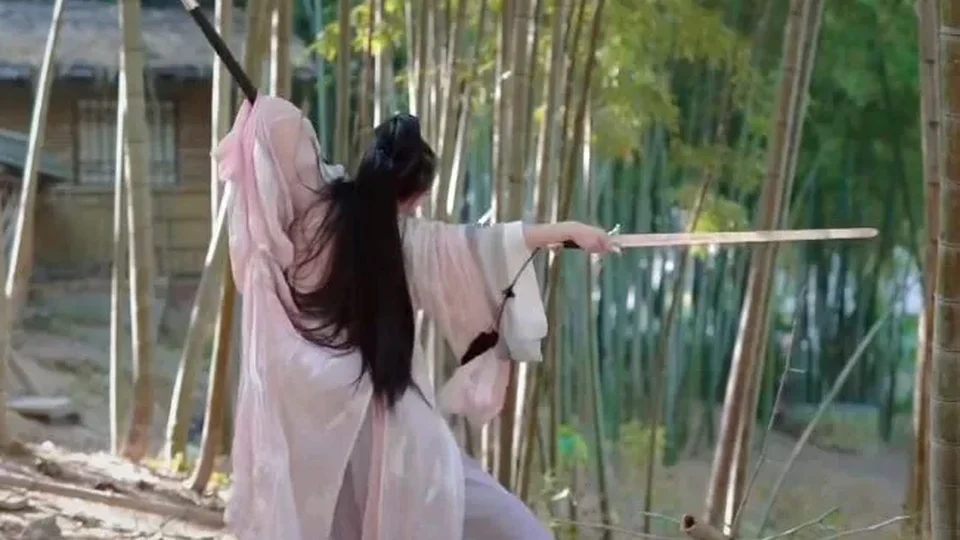 竹林场景中一名古装女子持剑练习招式